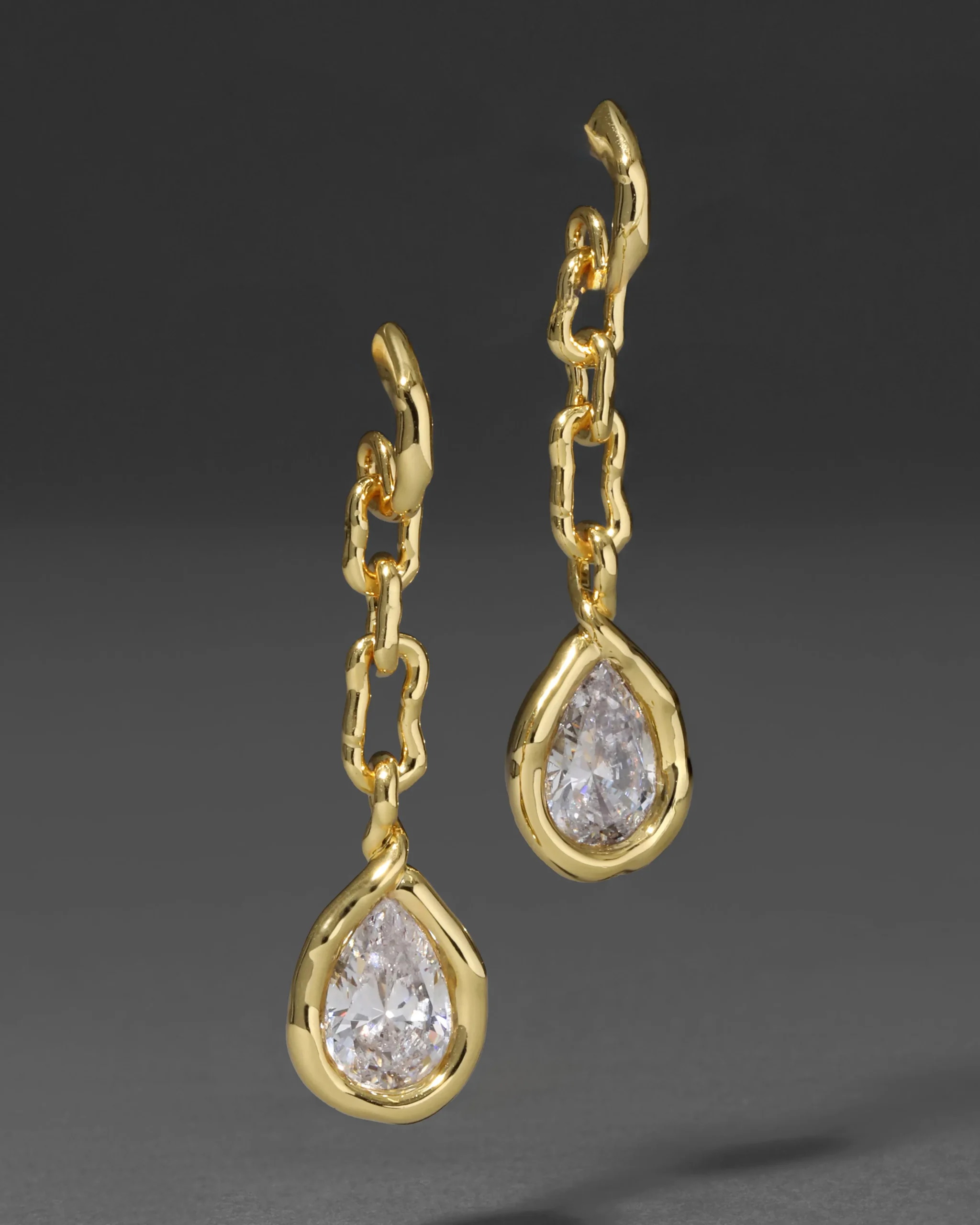 Asterales Gold Link Pear Drop Earring
